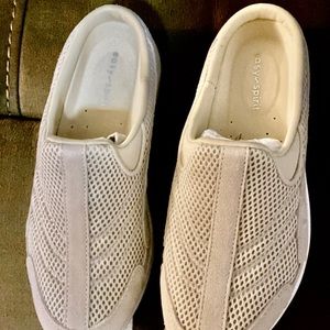 Easy Spirit Classic Clogs (sizes are 6.5 W and 8.5W)